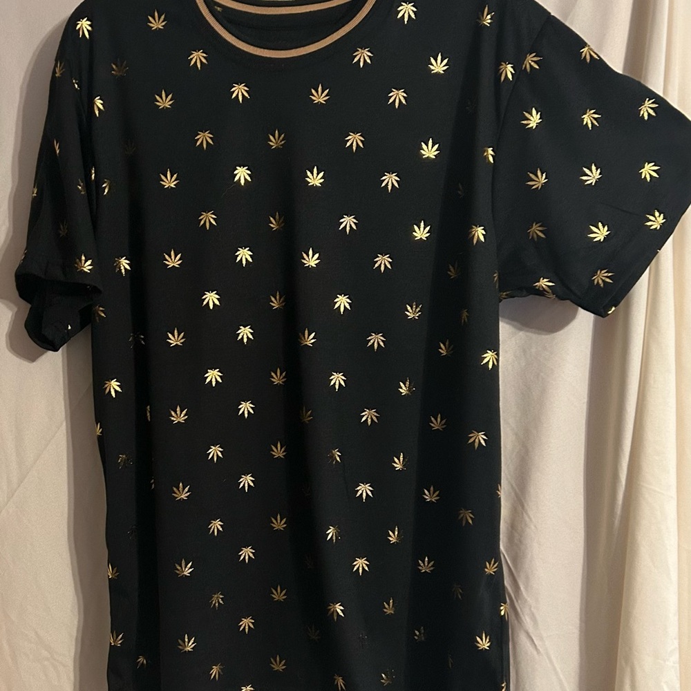 Kronic NWT designer shirt. Awesome gold “leaf” pattern. Party shirt!